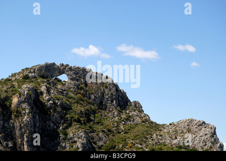 Visualizzare a Penal Gros & Forada Arch Rock, Sierra de la Forada, Provincia di Alicante, Comunidad Valenciana, Spagna Foto Stock