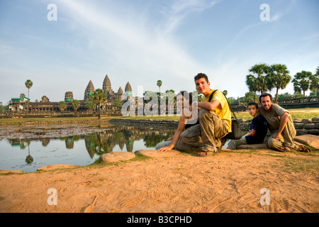 Famiglia visitare Angkor Wat al tramonto Siem Reap Cambogia Foto Stock