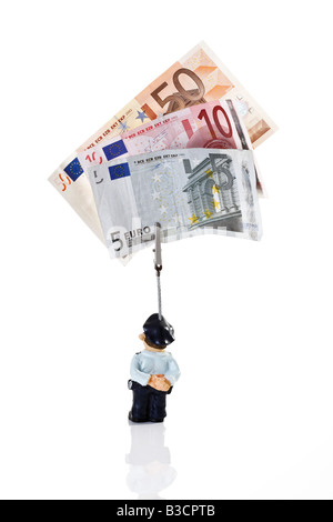 Poliziotto figurina tenendo le banconote in euro, vista posteriore Foto Stock