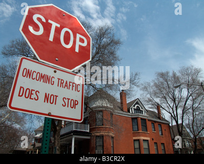 Arrestare il traffico segno. Oak Park. Contea di Cook. Illinois. Stati Uniti d'America Foto Stock