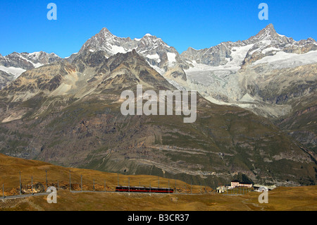 Ferrovia a cremagliera Gornergratbahn. in retro Mt Oberes Gabelhorn. Wellenkuppe. Zinalrothorn, Zermatt. Vallese, Svizzera Foto Stock
