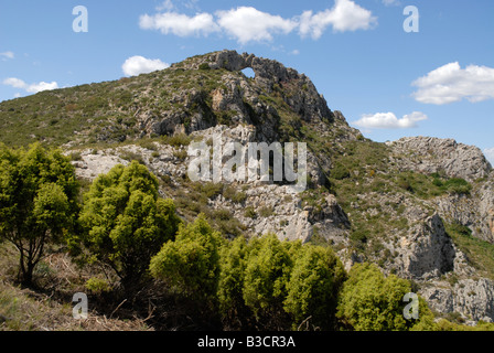 Visualizzare a Penal Gros & Forada Arch Rock, Sierra de la Forada, Provincia di Alicante, Comunidad Valenciana, Spagna Foto Stock