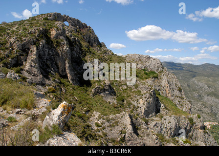 Visualizzare a Penal Gros & Forada Arch Rock, Sierra de la Forada, Provincia di Alicante, Comunidad Valenciana, Spagna Foto Stock