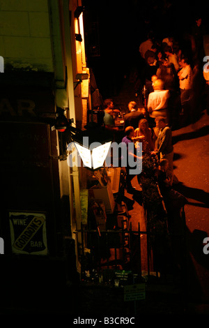 Festaioli di bere fuori Gordons Wine Bar su Villiers Street, Charing Cross, Londra Foto Stock