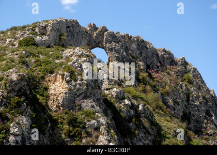 Visualizzare a Penal Gros & Forada Arch Rock, Sierra de la Forada, Provincia di Alicante, Comunidad Valenciana, Spagna Foto Stock