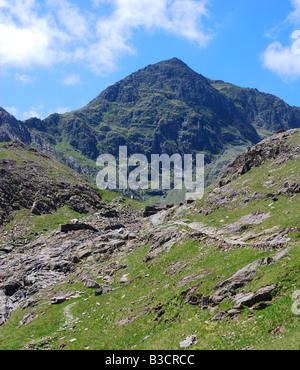 Una valle rocciosa tra Llyn Glaslyn e Llyn Llydaw accanto ai minatori via rotta verso la cima di Mount Snowdon nel Galles del Nord Foto Stock