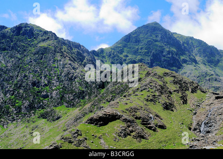 Una valle rocciosa tra Llyn Glaslyn e Llyn Llydaw accanto ai minatori via rotta verso la cima di Mount Snowdon nel Galles del Nord Foto Stock