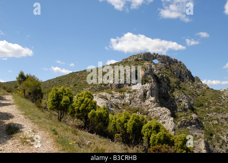 Visualizzare a Penal Gros & Forada Arch Rock, Sierra de la Forada, Provincia di Alicante, Comunidad Valenciana, Spagna Foto Stock