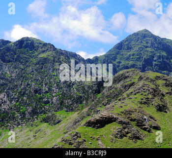 Una valle rocciosa tra Llyn Glaslyn e Llyn Llydaw accanto ai minatori via rotta verso la cima di Mount Snowdon nel Galles del Nord Foto Stock
