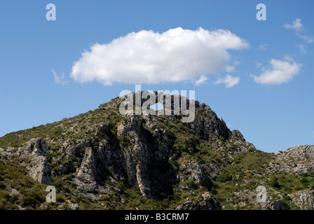 Visualizzare a Penal Gros & Forada Arch Rock, Sierra de la Forada, Provincia di Alicante, Comunidad Valenciana, Spagna Foto Stock