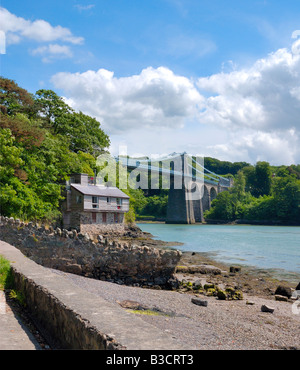 Guardando attraverso il Menai stretto per il Menai Bridge e la terraferma Foto Stock