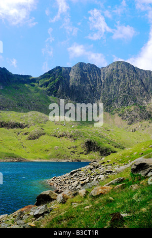 Guardando attraverso Llyn Llydaw accanto ai minatori la via verso la cima di Mount Snowdon nel Galles del Nord Foto Stock