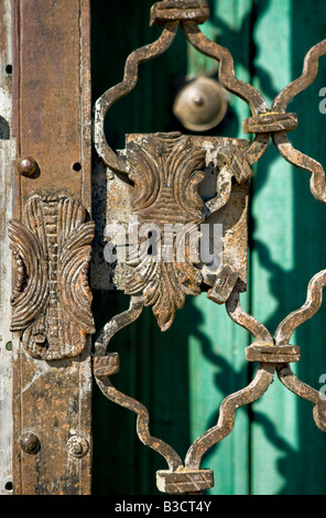 Rusty Vecchia serratura su una porta di ferro Foto Stock