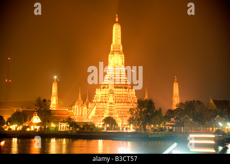 Wat Arun tempio dell'alba di notte vista dalla THA Tien Bangkok Thailandia Foto Stock