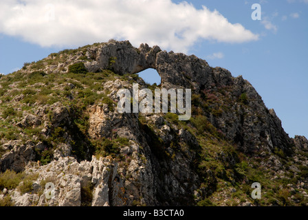 Visualizzare a Penal Gros & Forada Arch Rock, Sierra de la Forada, Provincia di Alicante, Comunidad Valenciana, Spagna Foto Stock