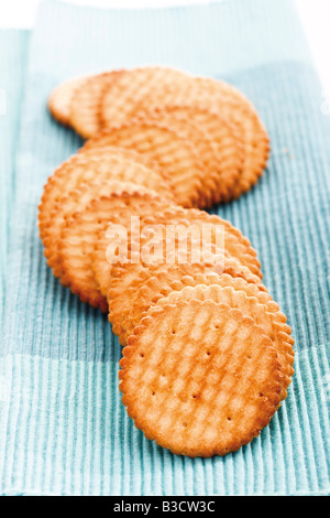 Cracker sulla tabella MAT, close-up Foto Stock