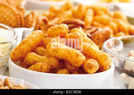 Snack assortiti, sbuffi di arachidi nella ciotola, close-up Foto Stock