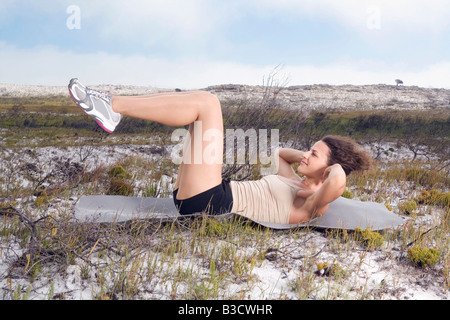 Sud Africa, Cape Town, giovane donna facendo sit ups Foto Stock