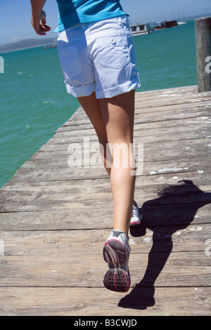 Sud Africa, Cape Town, Donna in esecuzione su jetty, sezione bassa Foto Stock