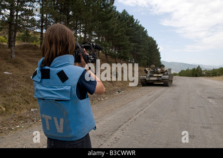 TV cameraman indossando giacca protettiva in flak contrassegnato 'Press' filmare truppe russe vicino alla città di Gori durante la guerra russo-georgiana in Georgia Foto Stock