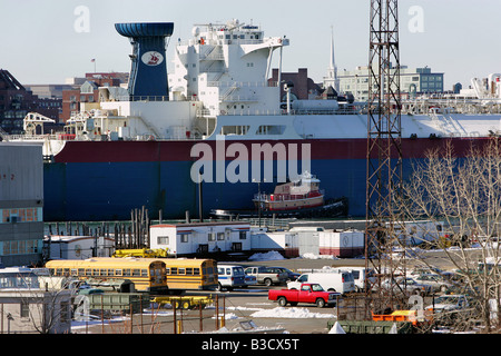 Un gas naturale liquefatto tanker nel porto di Boston Foto Stock