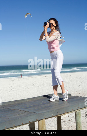 Sud Africa, Cape Town, giovane donna prendendo fotografia, ritratto Foto Stock