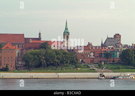 Centro storico affacciato sul fiume Vistola con due navi per turisti Torun Polonia Foto Stock