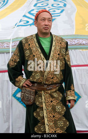 Il kazako uomo indossando il tradizionale ricamato Chapan rivestire in Kazakistan Foto Stock