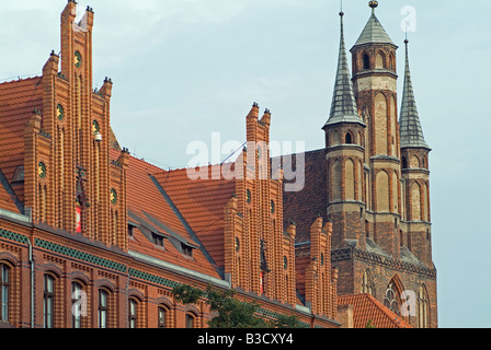 Ufficio postale e in background St Mary's vecchia chiesa rossa con mattoni rossi nella città vecchia di Torun Polonia Foto Stock