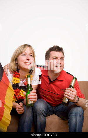 Gli appassionati di calcio guardando la partita di calcio in televisione Foto Stock