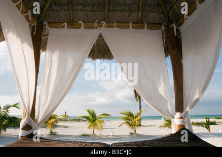 Il Messico, l'isola di Holbox, letto a baldacchino sulla spiaggia, close-up Foto Stock
