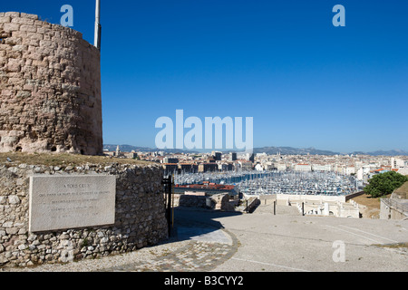 Vista sul Vieux Port da Fort St Nicolas alla bocca del porto, Marsiglia, Cote d'Azur, in Francia Foto Stock