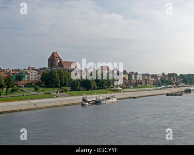 Centro storico affacciato sul fiume Vistola con due navi per turisti Torun Polonia Foto Stock