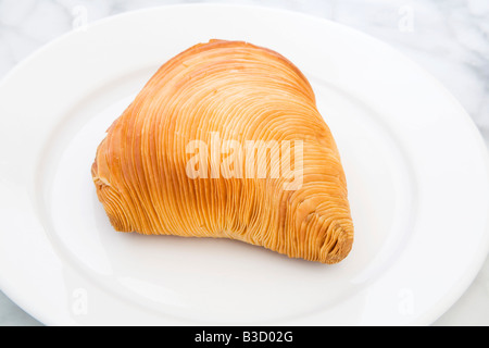 Sfogliatelle sulla piastra, close-up Foto Stock