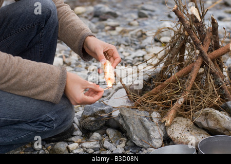 Austria Salzburg County, persona l'impostazione di un incendio Foto Stock