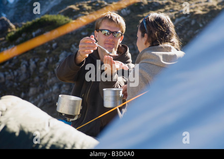 Austria Salzburg County, coppia giovane prendendo una pausa Foto Stock