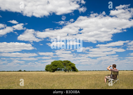 Africa, Botswana, turistico guardando il paesaggio Foto Stock