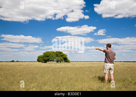 Africa, Botswana, turistico guardando il paesaggio Foto Stock