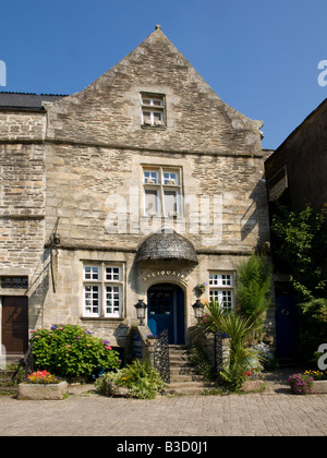 Il pittoresco negozio di antiquariato in Rochefort en Terre, Morbihan, in Bretagna, Francia Foto Stock