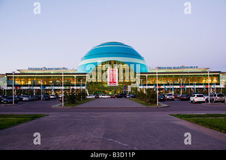 Esterno dell'Aeroporto Internazionale di Astana Nursultan Nazarbayev a Nur-Sultan o Nursultan chiamato Astana fino al 2019 marzo capitale del Kazakistan Foto Stock