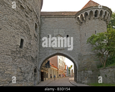 Vecchie mura della città con il grande cancello costiere Suur Rannavärav old town Tallinn Estonia Foto Stock