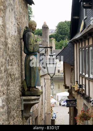 Statua di un monaco in una pittoresca strada in St-Goustan, Auray, Morbihan, in Bretagna. Foto Stock