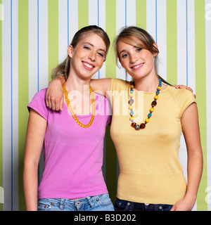 Due ragazze adolescenti (16-17) che abbraccia, ritratto Foto Stock