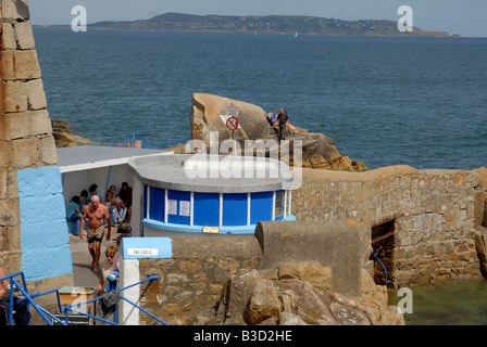 Sandycove quaranta piedi luogo balneare sul mare irlandese Co Dublin Ireland Foto Stock