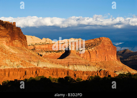 Vista dalla statale Goosenecks si affacciano al tramonto del Capital Reef National Park nello Utah Foto Stock