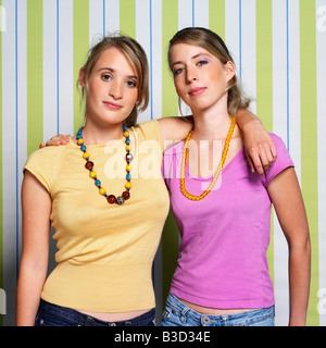 Due ragazze adolescenti (16-17) che abbraccia, ritratto Foto Stock