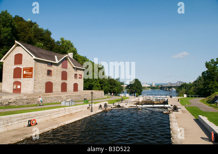 Il Byward Museum sulle rive del otto serrature di Ottawa link Il Rideau Canal con il fiume Ottawa Ottawa Ontario Canad Foto Stock