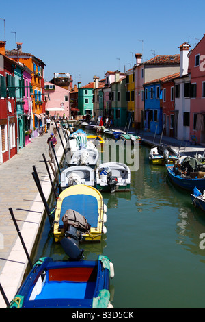 Case colorate lungo con i canali canali di Burano Venezia, Italia 14 Agosto 2008 Foto Stock