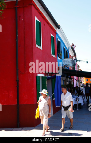 I turisti sono a piedi attorno a case colorate lungo con i canali di Burano Venezia, Italia 14 Agosto 2008 Foto Stock