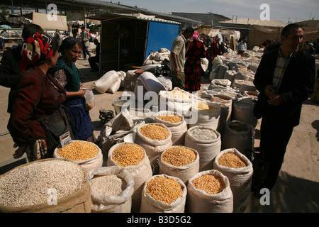 Rivenditori di grano al mercato centrale in Urgench, Uzbekistan Foto Stock